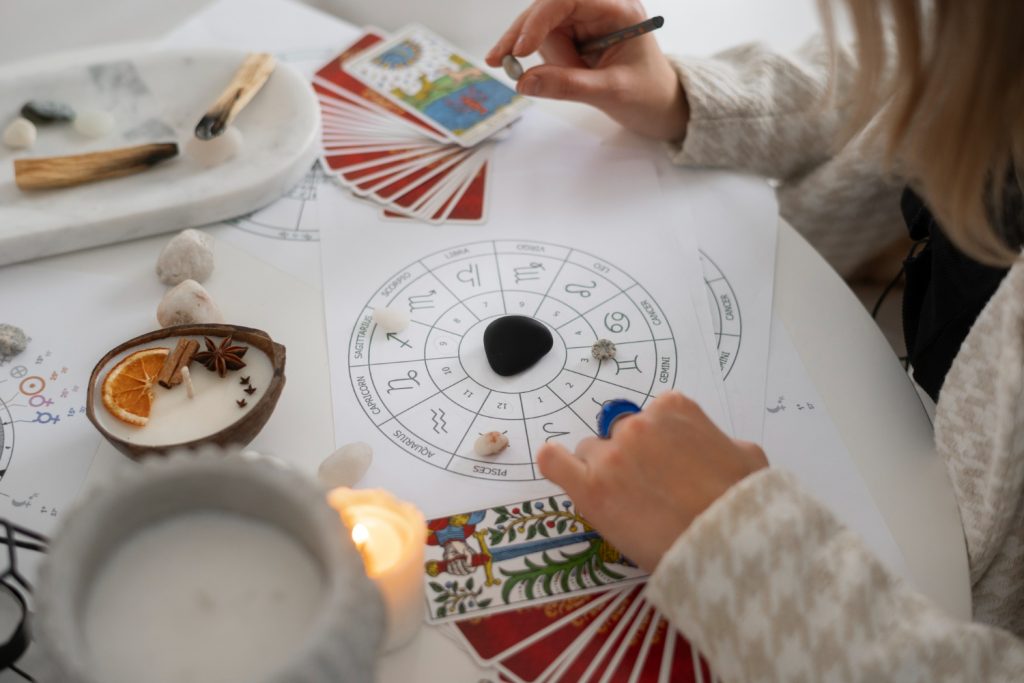 L’astrologie n’est pas une lubie… voilà ce qu’en pensent vraiment les plus de 60 ans
