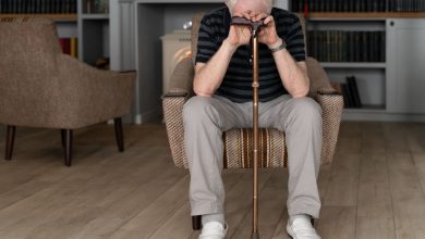 Arnaques visant les seniors en 2026 ces pièges de plus en plus sophistiqués qui inquiètent les familles